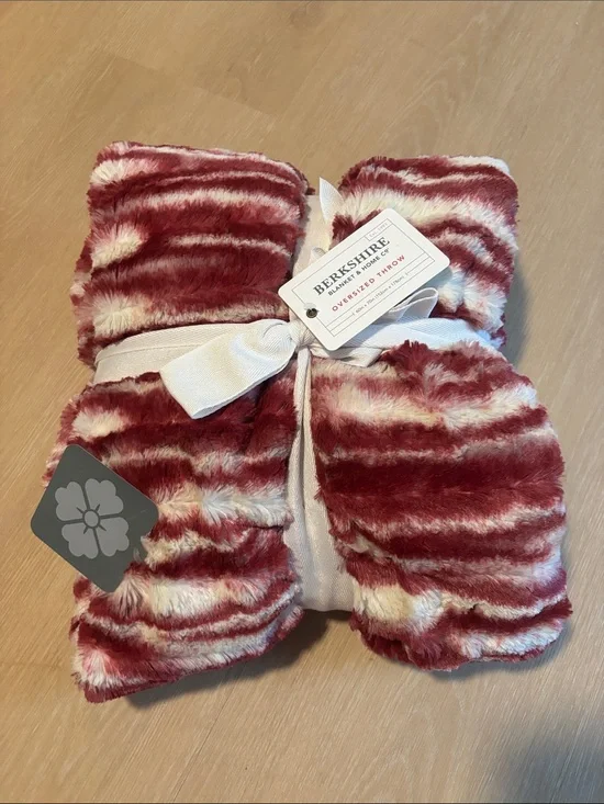 NWT Berkshire Plush Oversized Throw 60