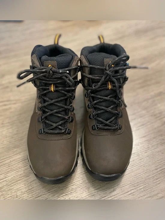 Columbia waterproof hiking boots, like new! Men’s 8 wide, women’s 9.5 wide