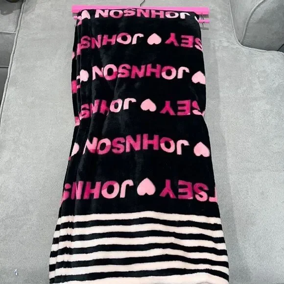 Nwt Betsey Johnson ultra soft plush throw 127 cmx 152cm( 50x60 in) throw
