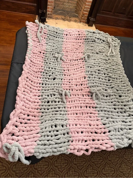 Chunky Knit Throw Blanket in Pink and Light Gray