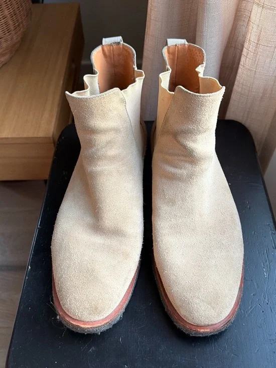 Suede Chukka Boots in Light Beige