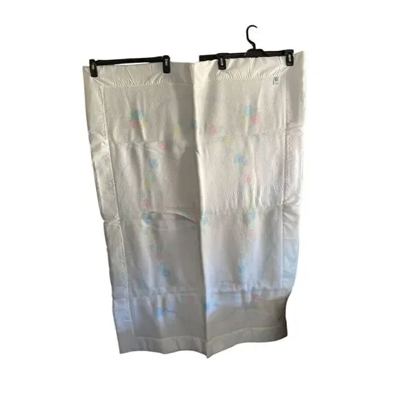 Quiltex NWOT vintage white floral, print satin trim, blanket ￼￼