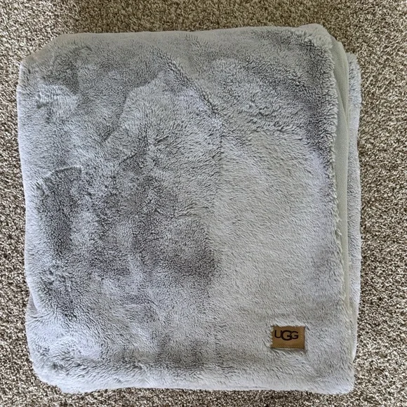 UGG Cozy Plush Throw Blanket - Gray