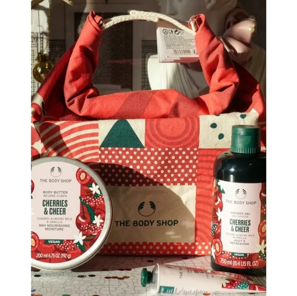 ⭐️40% Off⭐️The Body Shop Toiletry Cosmetic Bag with Snap Closure (no products)