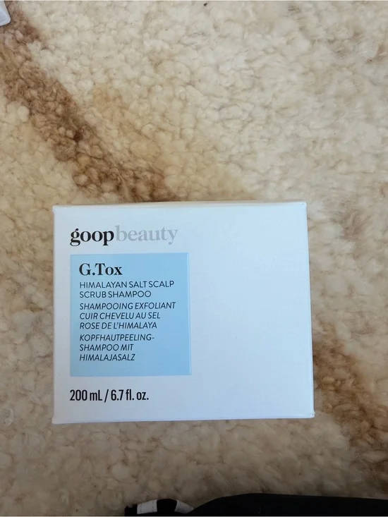 goopbeauty G.Tox Himalayan Salt Scalp Scrub Shampoo - White & Light Blue