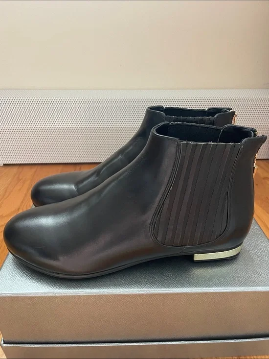 Women's Black Chelsea Ankle Boots - Sleek Leather Design
