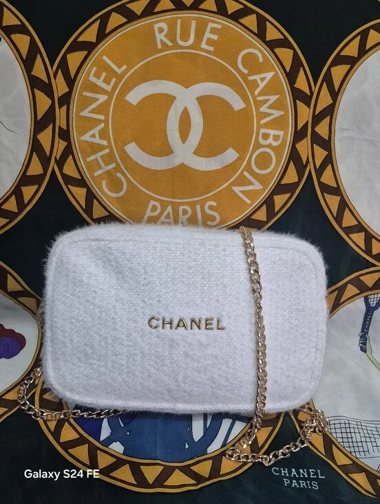 CHANEL White Tweed  Crossbody Bag with Chain