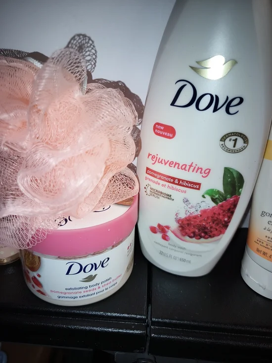 Dove Rejuvenating Pomegranate & Hibiscus Body Wash - White & Pink