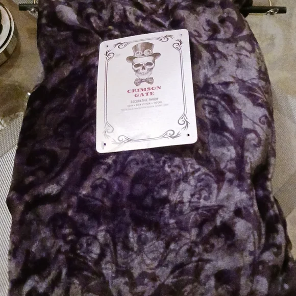 Crimson Gate Skull Throw