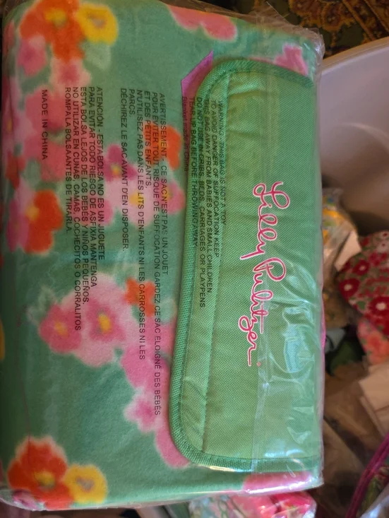 Lilly Pulitzer NWT Aqua Floral Stadium Blanket with Pink & Green Accents