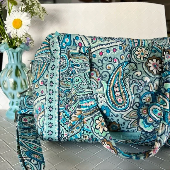 VERA BRADLEY BAG new w/o tags. Immaculately clean!