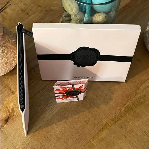 Viktor & Rolf Cosmetic Bag & Sample Spray-NWT