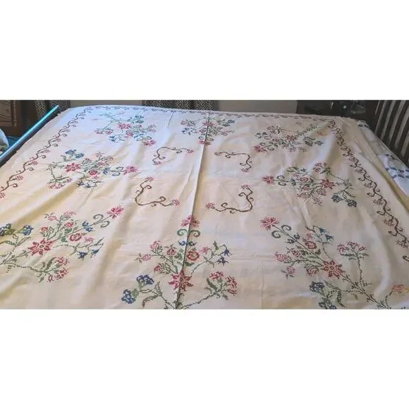 VINTAGE HAND EMBROIDERED Cross‎ Stitched Crochet With Lace Bed Spread Cover