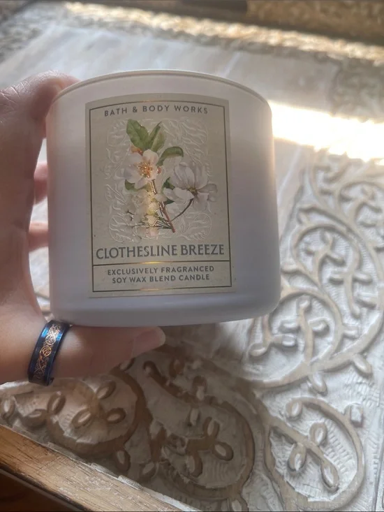 Bath & Body Works Clothesline Breeze Candle - Cream