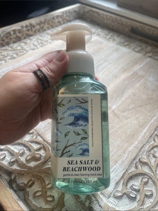 Bath & Body Works Sea Salt & Beachwood Foaming Hand Soap — Seafoam Green & White