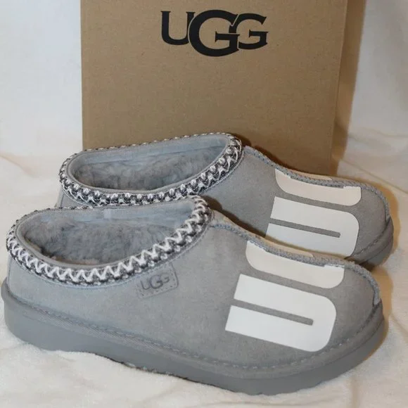 NIB UGG MEN'S TASMAN LOGO SUEDE SHEARLING SLIP ON SLIPPERS GRAY‎