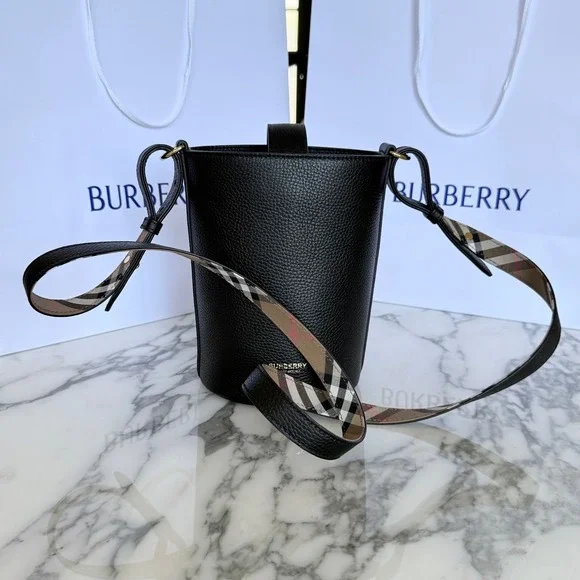 Burberry SM Bucket Bag‎ Black Pebbled Leather Interior Vintage Check 8084035