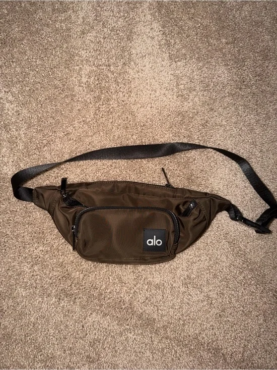 Alo Yoga Explorer Belt Bag in Espresso Brown