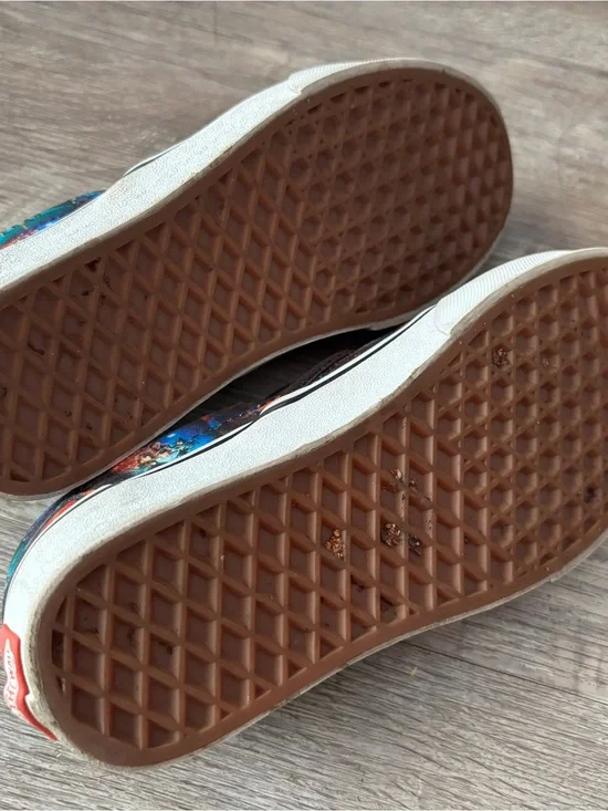 “Stranger Things”Vans Slip-On Sneakers