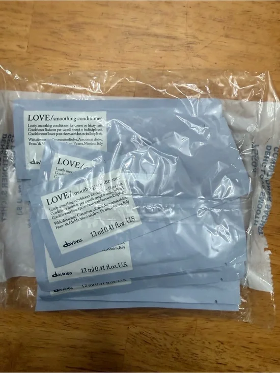 Davines LOVE Smoothing Conditioner Sachets - Pale Blue Pack