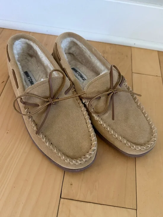 Minnetonka Men's Pile Lined Hardsole in tan