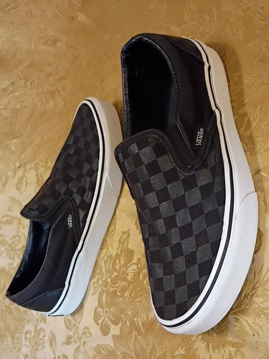 VANS Men's Black & Black Checkerboard Slip-On Sneakers Men's 8.0 Women's 9.5