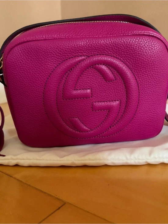 Authentic Gucci Soho Disco Crossbody Bag Fuchsia Pebbled Leather Tassel GG Logo