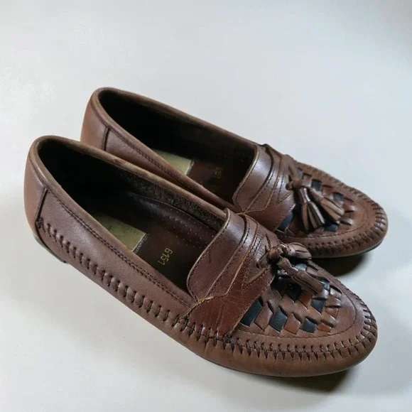 Vintage American Weekend Mens 7 / Wimens 8.5 Soft Leather Classic Tassle Loafers