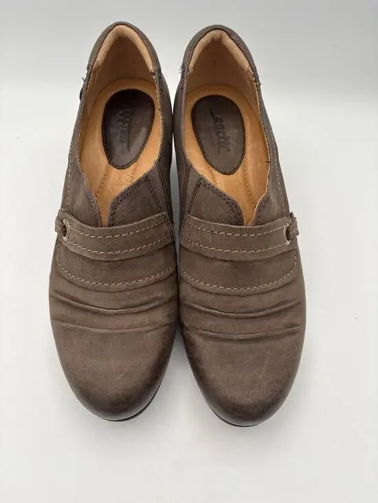 Women’s Earth Size 9 Taupe Leather Oxford Heels