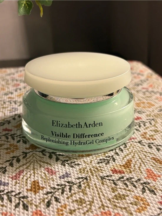 Elizabeth Arden Visible Difference Hydrating Gel Cream in Mint Green