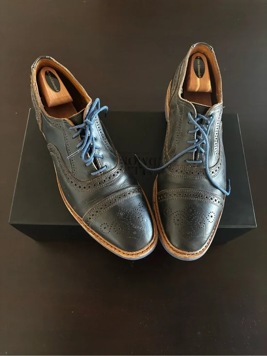 Men’s Allen Edmond’s Strandmok shoes, size 11.5 E, black leather and blue laces