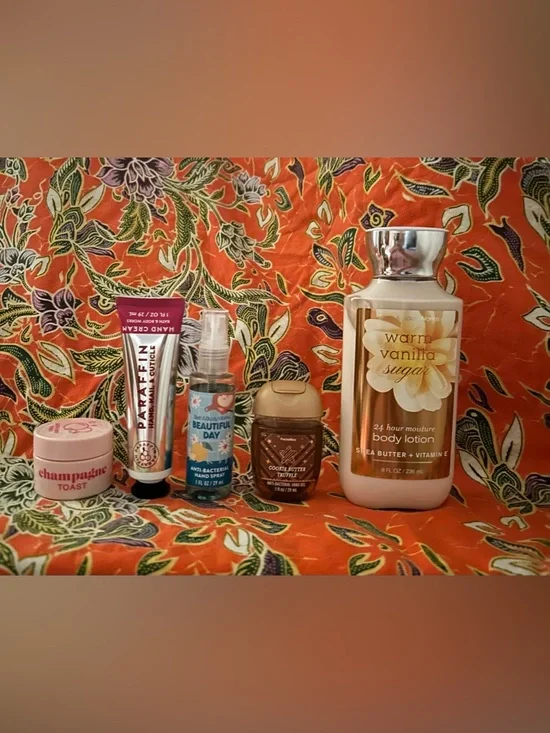 Bath & Body Works Warm Vanilla Sugar Lotion with Gold and Cream Accents