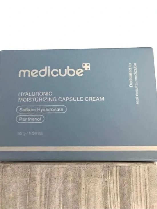 Medicube Hyaluronic Moisturizing Capsule Cream — Blue