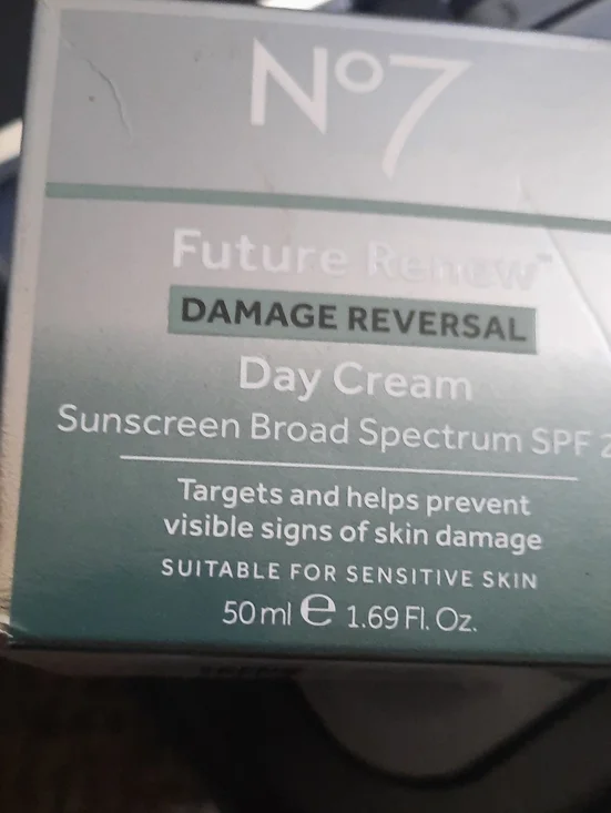 No7 Future Renew Damage Reversal Day Cream SPF 25 - Green