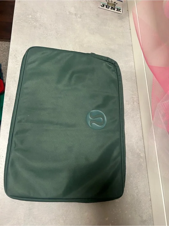 Lululemon New Crew Laptop Sleeve (Dark Forest)
