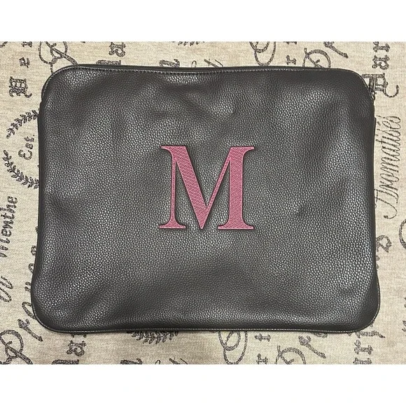 Thirty One 31 Savvy Laptop Sleeve Charcoal - Personalized With a Pink Letter 