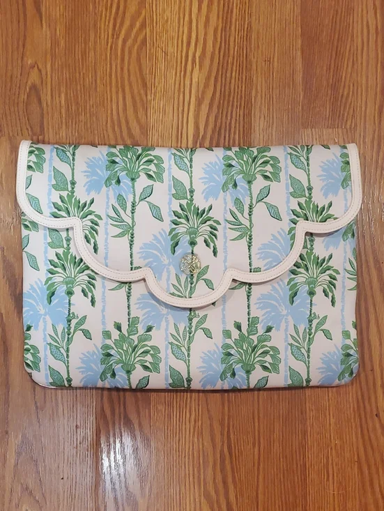 Lilly Pulitzer Leaf And Palm Tree Scallop-Edge Clutch Style Laptop Case