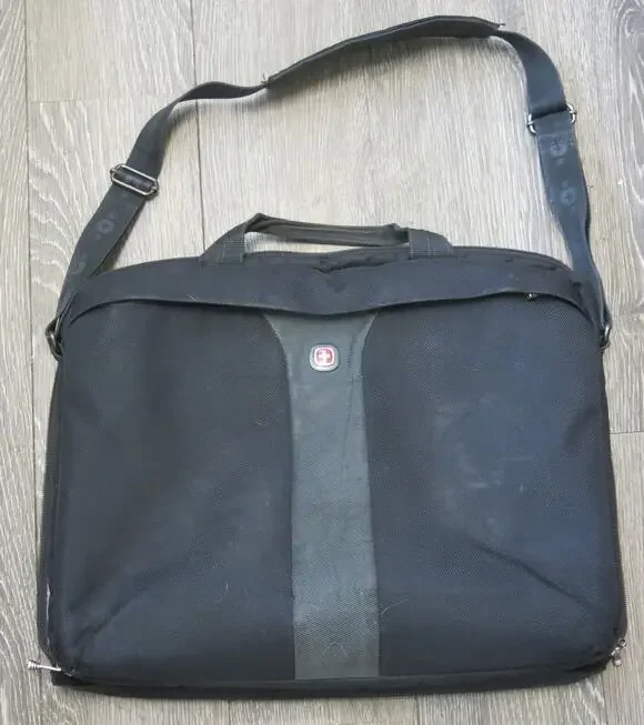 WENGER SWISS Laptop Messenger Briefcase Bag Pockets Straps Black School Travel
