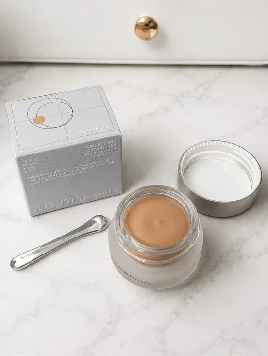R.E.M. beauty Sweetener Concealer Medium 10W Full Size New in Box