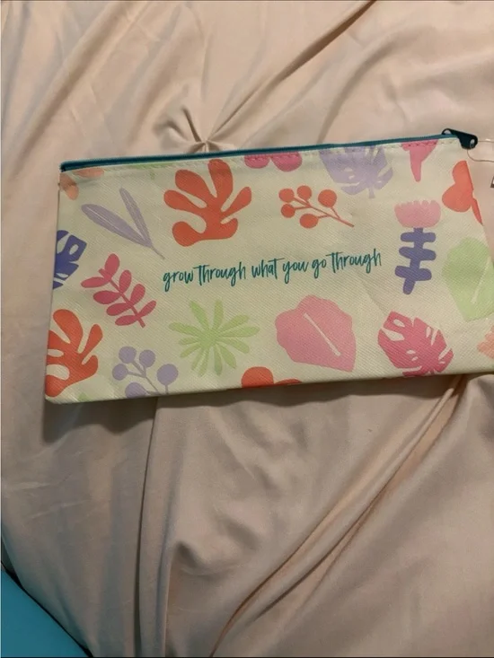 Thrive Causemetics Extra Large & Roomy Cosmetic  leaves NWT