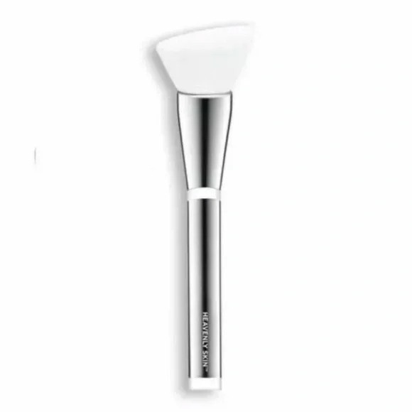 IT COSMETICS Heavenly Skin Skin-Smoothing Complexion Brush #704 NIP $48
