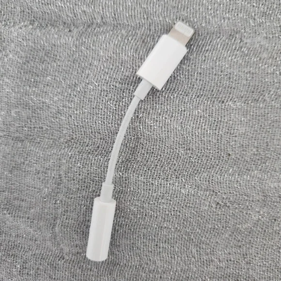 Apple Lightning to‎ 3.5mm Headphone Jack Adapter White Dongle A1749 iPhone iPad