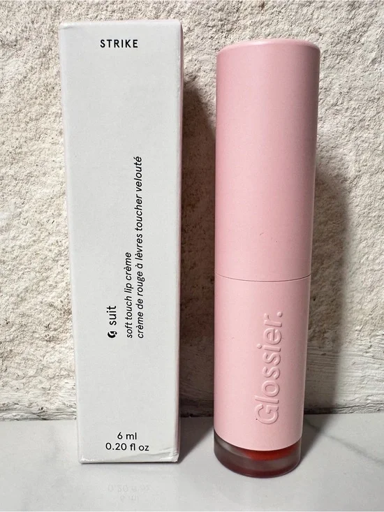 ⭐ Glossier Suit Soft Touch Lip Crème ⭐ Shade: Strike 6ml