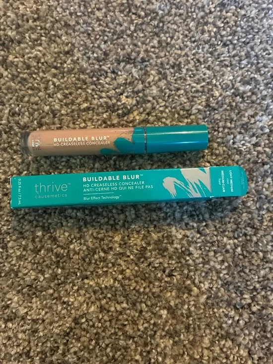 Thrive Causemetics Buildable Blur HD Creaseless Concealer Light Medium