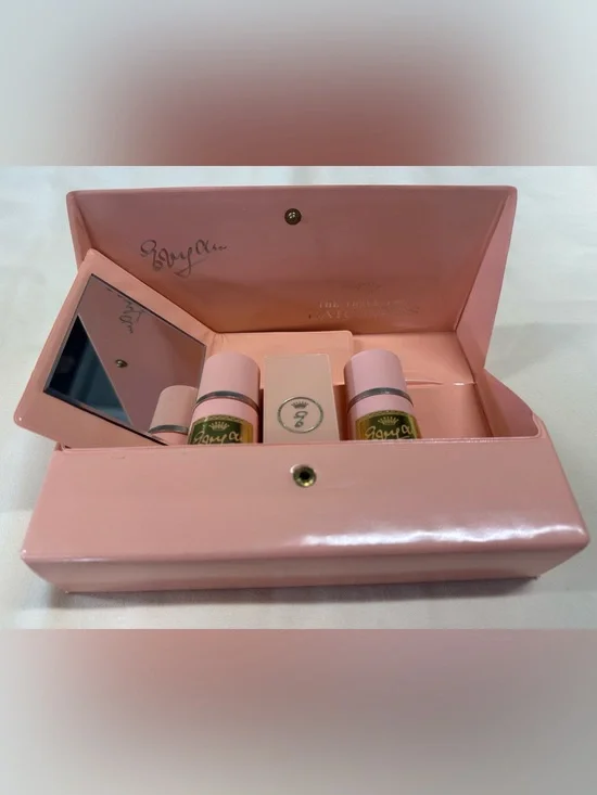1960’s The Traveling Baroness beauty kit