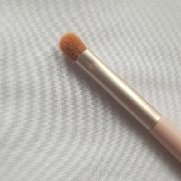 4/25 bundle item. Pear Nova Lid Focus Brush