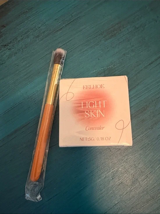 Light Skin Concealer - Light Shade with brush