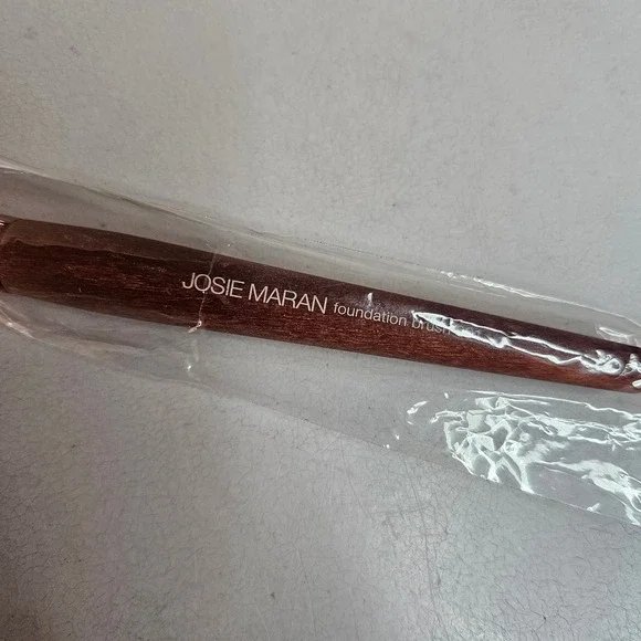 Josie Maran Foundation Brush 001 Brown Wood Handle Synthetic Bristles New