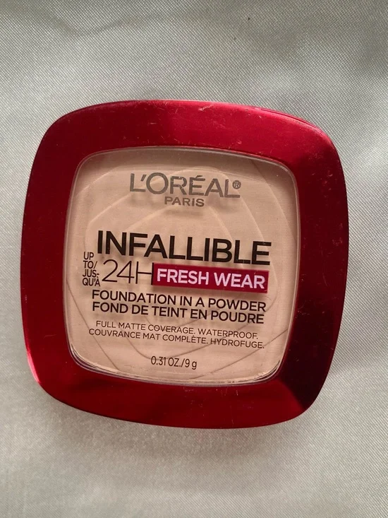 L'Oreal Infallible Fresh Wear 24-Hour Foundation Powder in Ivory - NWT