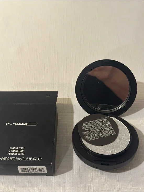 MAC Cosmetics Studio Tech Foundation Compact - Black & Silver NC25. Not liquid